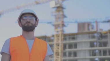 İnşaat alanında çizim yapan bir mühendis. İnşaat alanında genç bir mühendis. İnşaat alanında mühendis.