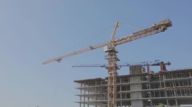 Çok katlı bir konut inşaatı. Kule vinci inşaat alanında tur atıyor. Yapı vinci