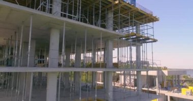 Bir konut inşaatı. Apartman inşaatı. Konut binasının havadan görüntüsünün inşa süreci.