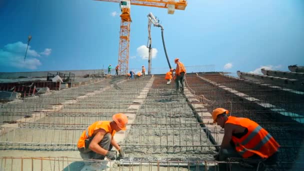 Bina inşaatı. İnşaat alanında çalışma süreci. İnşaatçılar güçlendirilmiş beton yapı yapıyorlar. — Stok video
