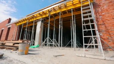 Bir zemin oluşturma süreci. Döşeme işi. İnşaat halindeki bir binanın dışı. Biçim rafı