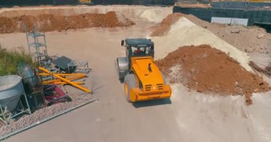 Toprak sıkıştırıcı, Dünya 'yı bir inşaat alanında hizaladı. Toprak sıkıştırıcı bir inşaat alanında zemini sıkıştırıyor.