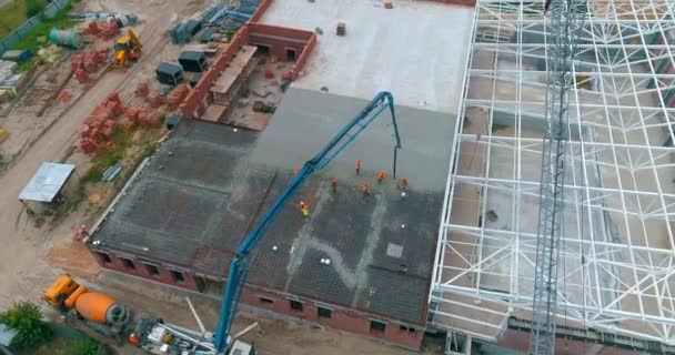 Konstruktion av en metallram för framtida byggnad. Byggande av en ny pool. Luftutsikt över byggarbetsplatsen. — Stockvideo