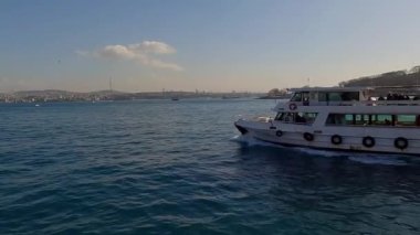 Boğaz 'da yolcu gemisi. Boğaz, Boğaz Körfezi, İstanbul, Türkiye 'de tekneler. Boğaz ulaşımı