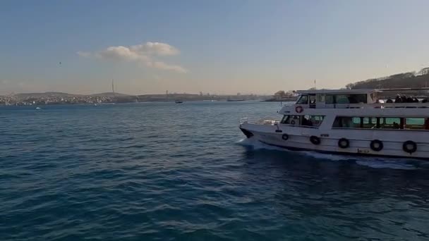 보스포러스에 있는 여객선이야. 배는 보스포루스, 보스포루스 만, 터키 이스탄불에 있습니다. 보스포러스의 교통수단 — 비디오