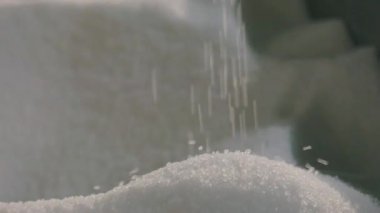 Düşen polipropilen granüller, yavaş çekim. Polipropilen granüller. Polipropilen granüller yakın plan. Örülmemiş Kumaş Fabrikası