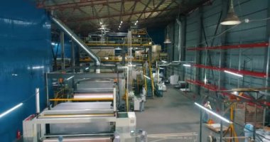 Dokumasız kumaş fabrikasının atölyesi. Dokumasız malzemelerin üretimi. Modern dokumasız malzeme dükkânı. endüstriyel iç