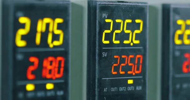 Factory control panel. The digital panel displays production parameters. Panel with indicators of production units — Stock Video