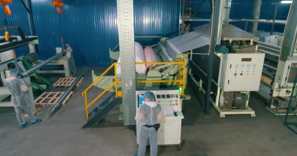 Production of nonwoven materials. Agrofibre production. industrial interior. Workshop of the non-woven fabrics factory. Modern shop of nonwoven materials. — Stock Video