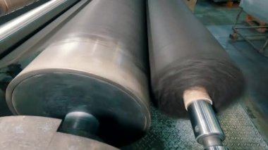 Fabrikada tarım lifleri üretiliyor. Taşıyıcı hattındaki aşınma lifleri yakın plan. Agrofiber üretim süreci