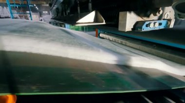 Syntepon üretim süreci. Synthpeon nasıl yapılır. Dokumasız malzeme fabrikası. Makinenin içinde sentetik kışı geçirmek için.