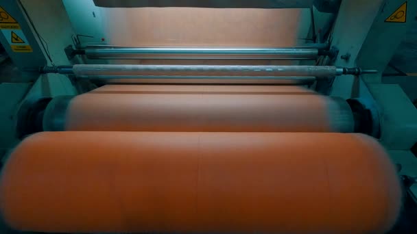 Máquina Spunbond. Processo de produção de liselina. Produção Spunbond. Fábrica para a produção de Spunbond. — Vídeo de Stock