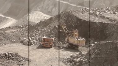 Demir cevheri ocağında özel ekipman. Bir videoda demir cevheri ocağından birkaç atış. Çeşitli çerçevelerden kömür madenciliği kolajı.
