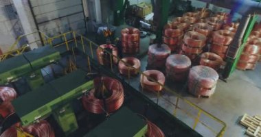 Bakır kablo üretim atölyesi genel planı yukarıdan, modern bir kablo üretim fabrikasının içi