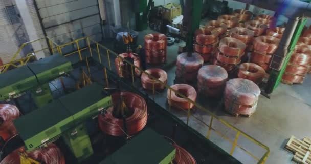 Taller de producción de cables de cobre plano general desde arriba, interior de una moderna planta de producción de cables — Vídeos de Stock