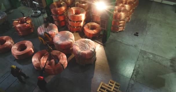 Preparar un alambre de cobre, babuinos con un alambre de cobre en una fábrica, un cable de cobre en blanco — Vídeo de stock