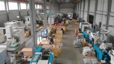 Üretim atölyesi genel planı. Makine gereçleri ile büyük bir atölye genişliği. Modern bir fabrikanın sanayi bölgesi.