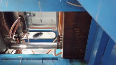 Baskı kalıplı bir parçanın yaratılması. Plastik bir parçayı damgalamak. Plastik bir parçayı baskı kalıbıyla damgalamak