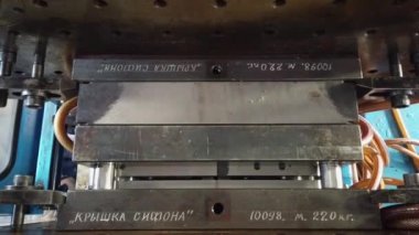 Plastik bir parçayı baskı kalıbıyla damgalamak. Baskı kalıplı bir parçanın yaratılması. Plastik bir parça damgalanıyor.