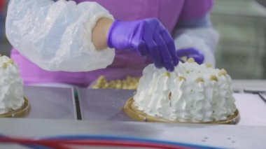 İnsanlar bir şekerleme fabrikasında çalışıyor. Pasta üretimi için alışveriş. Pasta yapıyorum. Şekerleme fabrikası
