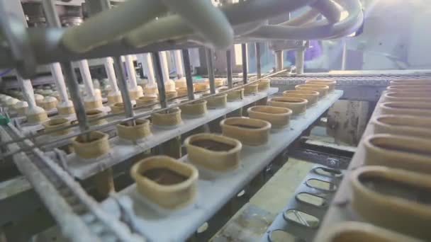 Автоматизоване виробництво морозива. Автоматизована лінія виробництва морозива. виробництво морозива . — стокове відео