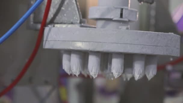 Автоматизоване виробництво морозива. Автоматизований конвеєр для створення морозива. Морозиво добре вичавлене з трубок — стокове відео