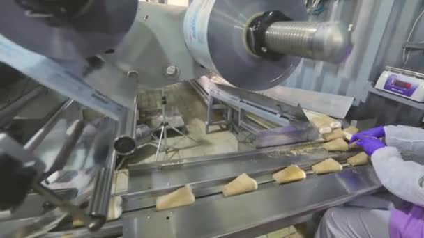 Processus de fabrication de crème glacée. Usine de crème glacée moderne. Ligne d'emballage automatique dans une usine de crème glacée. — Video