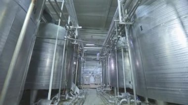 Bira demliyorum. Piov 'un demlendiği atölye. Gıda üretimi içeriden