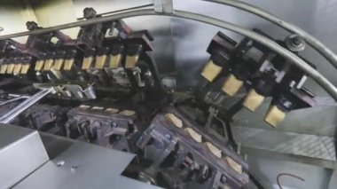 Dondurma için gofret kabı üretimi. Waffle fincanı yapıyorum. Waffle fincanı yakın plan