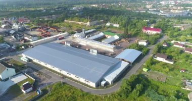 Modern bir mobilya fabrikasında uçmak. Endüstriyel dış görünüş. Havadaki fabrika manzarası
