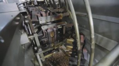 Dondurma için gözleme kabı pişiriyorum. Gofret fincanı üretimi için konveyör hattı. Gofret fincanı üretimi için makine.