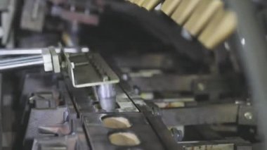Gofret fincanı üretimi için bir makine. Modern dondurma fabrikası. Gofret fincanı üretimi için konveyör hattı. Dondurma için gözleme kabı pişiriyorum.