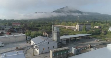 Fabrikadaki kazan dairesinde uçuyor. Kazan boruları. Fabrika kazanı. Ahşap fabrikasında modern bir kazan dairesi.