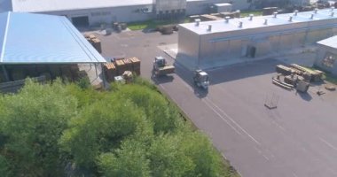 Bir marangoz fabrikasının üzerinde bir uçuş. Büyük marangoz fabrikası manzarası. Modern mobilya fabrikasının genel planı.