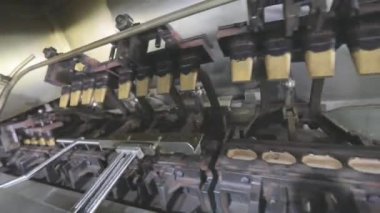 Gofret fincanı üretimi için konveyör hattı. Gofret fincanı üretimi için bir makine. Dondurma için gözleme kabı pişiriyorum.