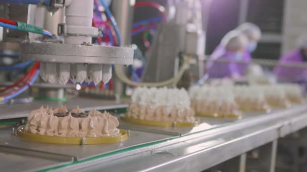 Automatyczna produkcja lodów. Automatyczny przenośnik do tworzenia tortu lodowego. Lody ładnie wyciśnięte z tubek — Wideo stockowe