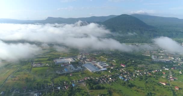 Une plante dans une belle région montagneuse. Grande usine de meubles sur fond de montagnes, vue aérienne. Une usine de meubles moderne dans un cadre pittoresque. — Video