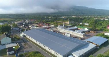 Modern bir mobilya fabrikasında uçmak. Endüstriyel dış görünüş. Havadaki fabrika manzarası