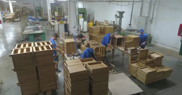 Oficina de montagem de móveis. Oficina de produção em uma fábrica de móveis. Interior industrial. — Vídeo de Stock