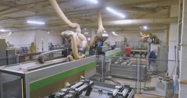 산업 내부. CNC 기계는 나무 보드를 처리 한다. 나무 판자를 짜는 일. 가구 공장에서 자동화 된 cnc 기계. — 비디오