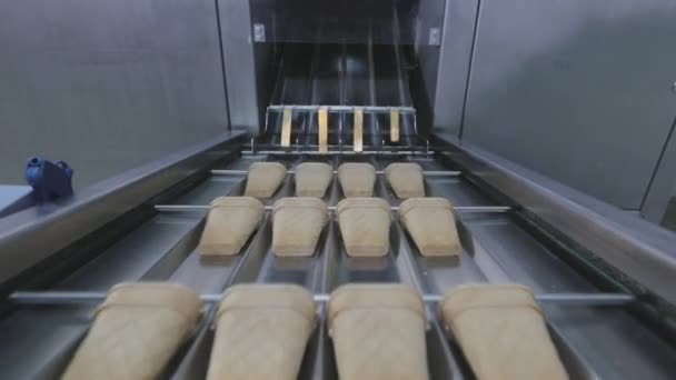 A fazer copos de waffles. Produção automatizada de copos de wafer. fábrica de sorvete — Vídeo de Stock