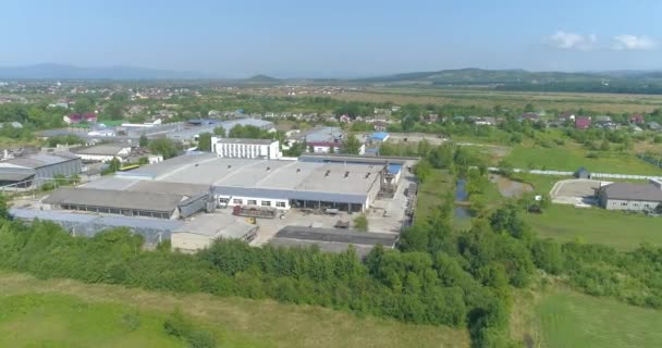 Gran fábrica en una región ecológicamente limpia. Gran vista superior de la fábrica. Una planta moderna en una zona rural vista drone. — Vídeo de stock