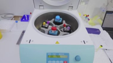 Laboratuvar santrifüjü. Laboratuvar santrifüjünde tıbbi numunelerin rotasyonu. Tıbbi santrifüj işlemi