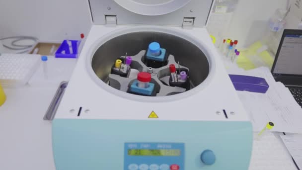 Centrifugeuse de laboratoire. Rotation d'échantillons médicaux dans une centrifugeuse de laboratoire. Opération de centrifugeuse médicale — Video