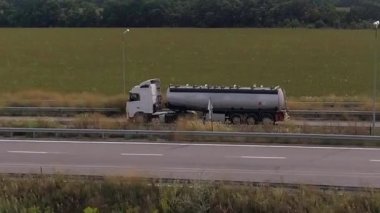 Yakıt kamyonu yol boyunca gidiyor. Yakıt kamyonu şehrin dışındaki otoyolda gidiyor.
