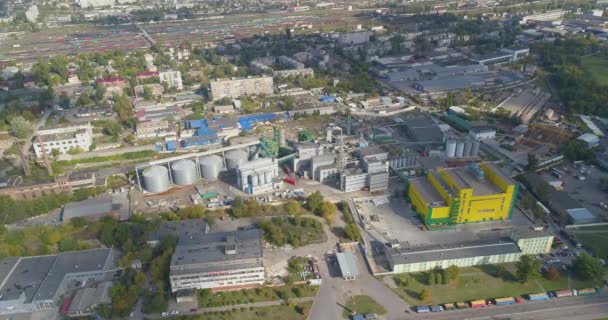 Industriegebiet mit modernen Fabriken von oben. Flug über das Industriegebiet. Plant Draufsicht. Gelbe Pflanze — Stockvideo