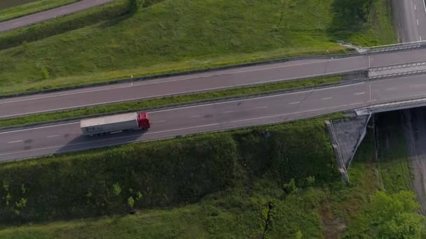 Velká silnice s auty top view za pěkného počasí. Auta jezdí po dálnici za městem. Přepravní výměna na dálnici. — Stock video