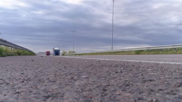 Τα αυτοκίνητα περνούν από την κάμερα στην εθνική οδό. Με ωτοστόπ. Σύγχρονος ευρωπαϊκός δρόμος — Αρχείο Βίντεο
