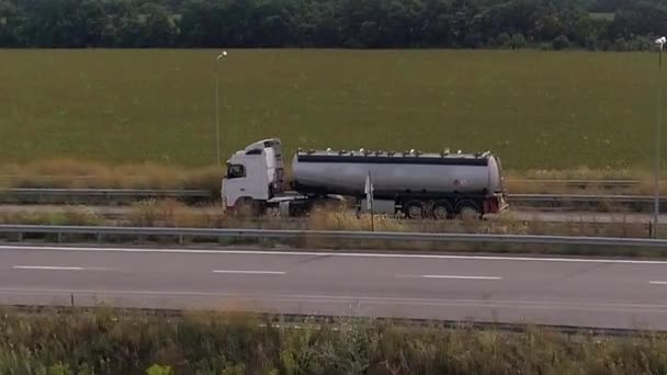 연료 트럭 이 도로를 따라 달리고 있습니다. 도시 외곽 의고 속도로 에서 달리는 연료 트럭 — 비디오