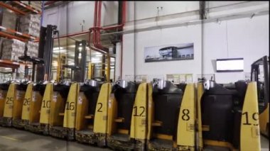 Depoda modern bir forklift. Depo işi. Bir videoda modern bir deponun birkaç videosu var.